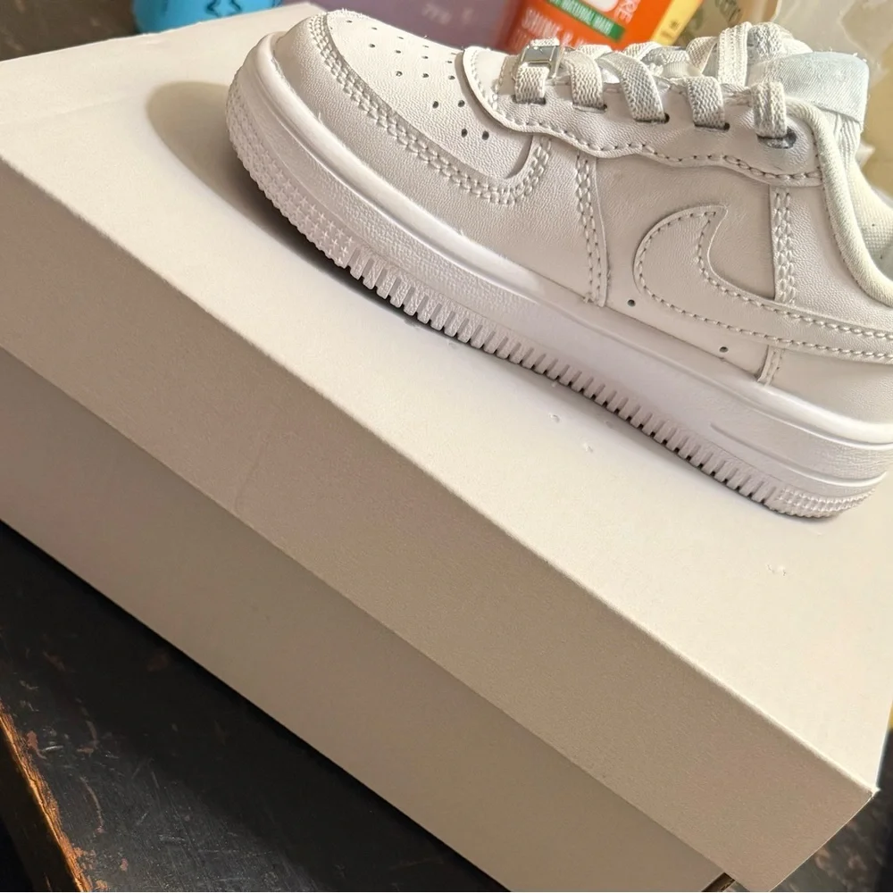 Nike White Sneakers Classic Low-Top Design - Picture 4 of 4